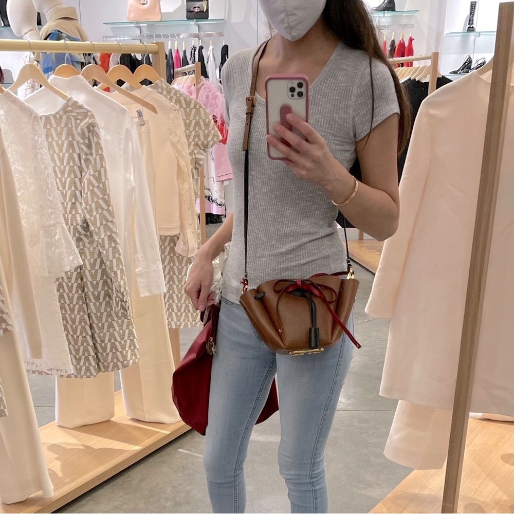 🆕 Valentino Garavani Small Leather Rockstud Shoulder Bucket Bag or Crossbody - Picture 10 of 17